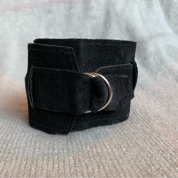 Hand crafted - Black Leather Cuff aqua blue bead metal pieces ajustable bracelet - Picture 8 of 9